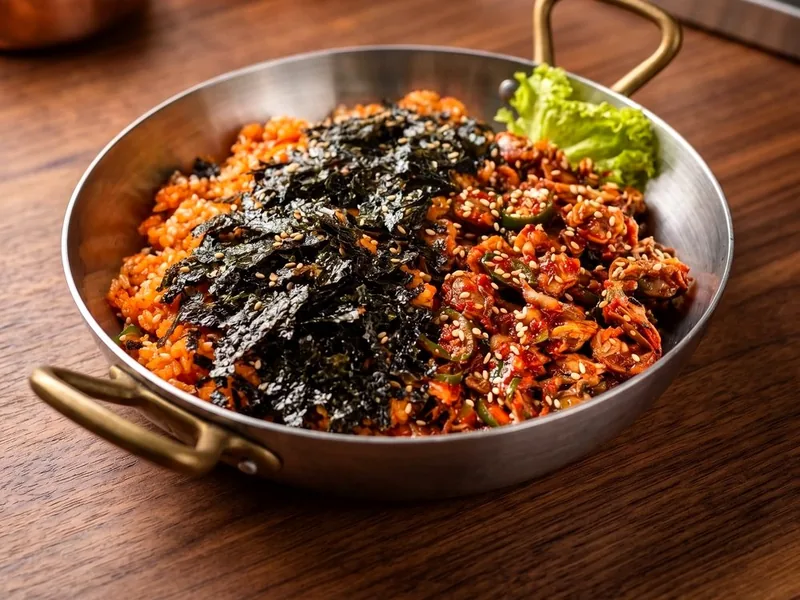 청담채 꼬막비빔밥 — 양념 꼬막과 김, 참깨를 올린 비빔밥
