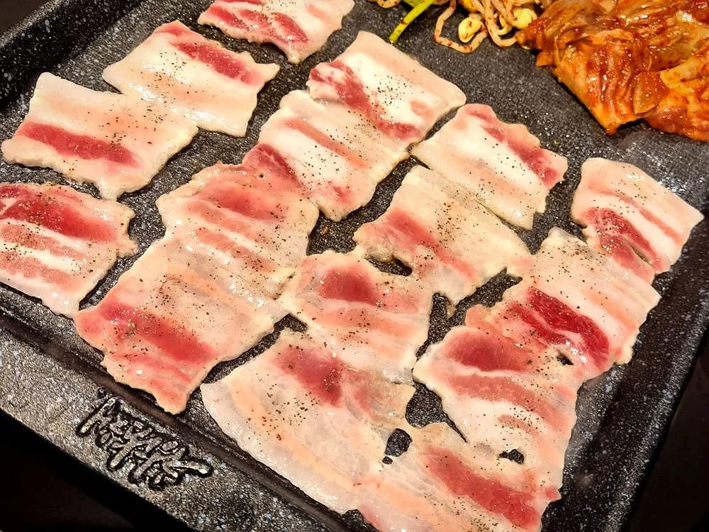 청담채 냉삼 — 무쇠 철판 위에 펼쳐 놓은 4.5mm 두께의 듀록 삼겹살