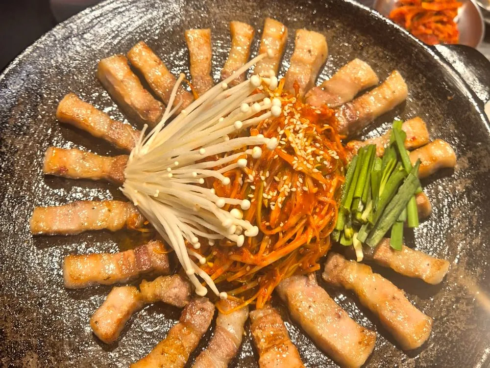 청담채 파삼(무쇠파절임삼겹살) — 무쇠 철판에 둘러 구운 삼겹살과 파절임, 팽이버섯
