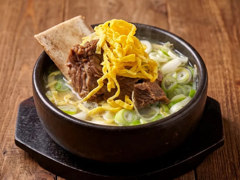 청담채 우대갈비탕 — 뚝배기에 우대갈비와 지단, 대파를 올린 맑은 갈비탕